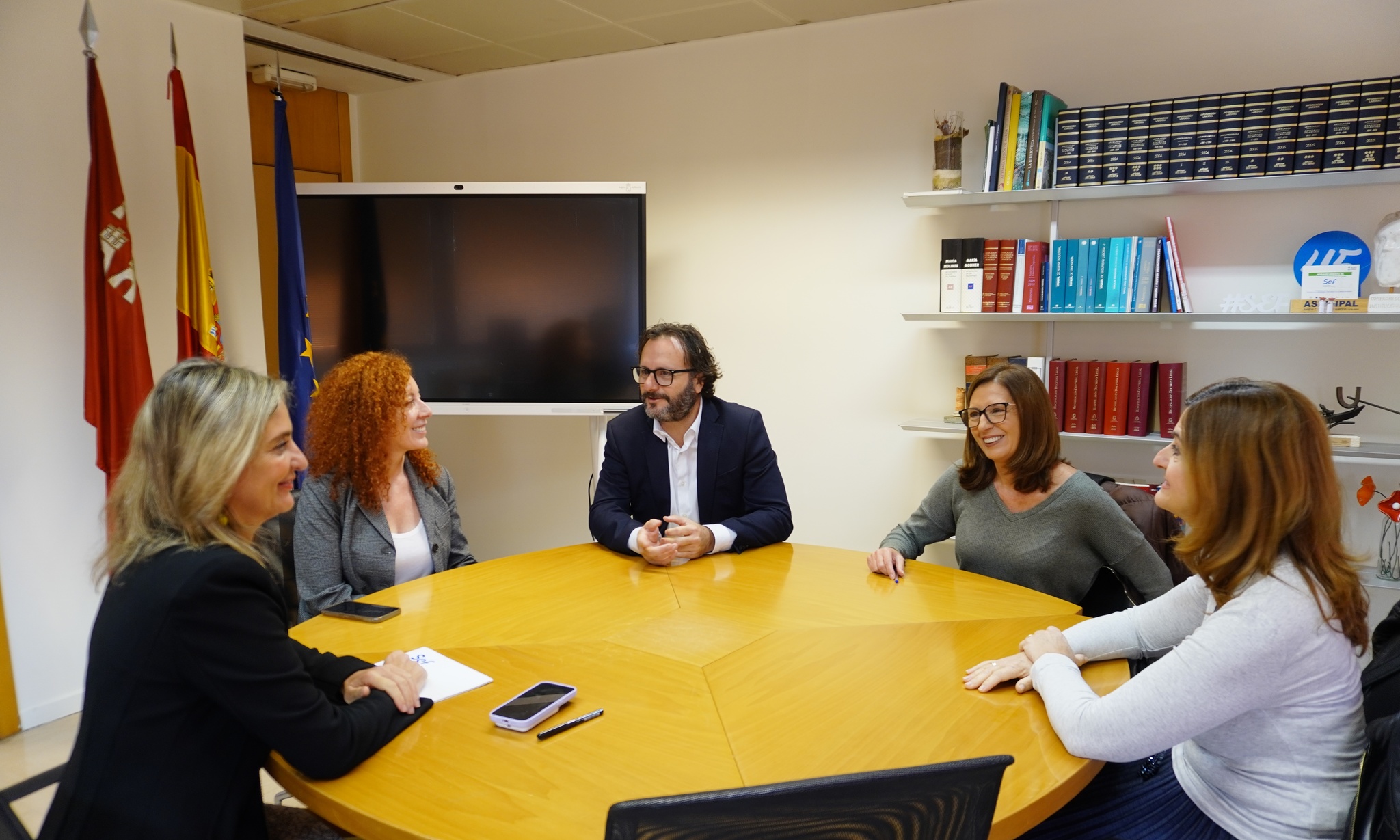 La directora general del SEF, Pilar Valero, durante el encuentro con representantes de Croem.