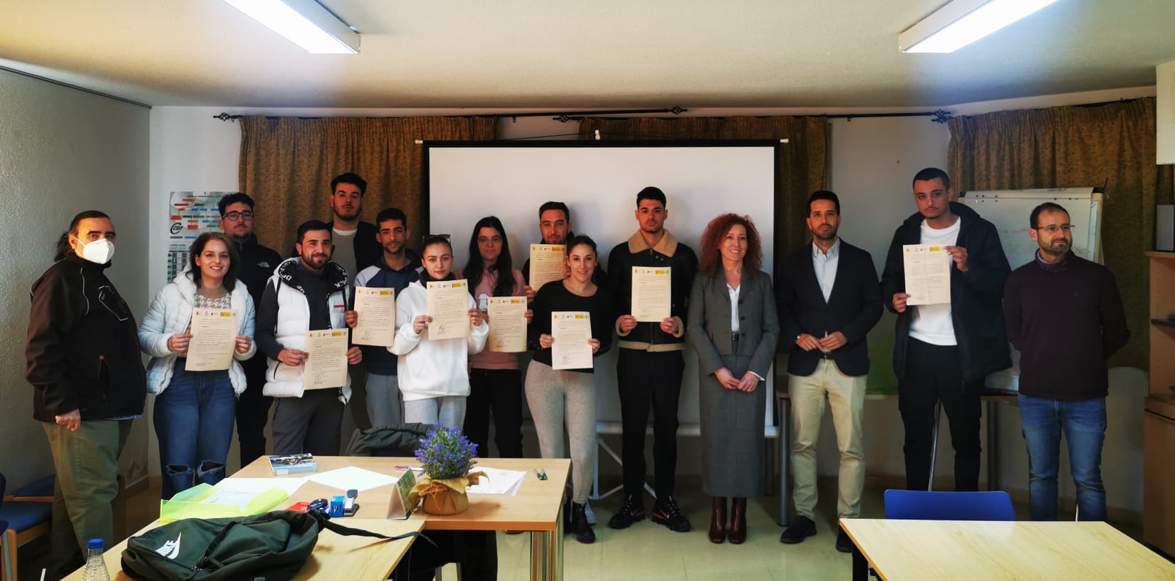 La directora general del SEF, Pilar Valero, durante la entrega de certificados a los alumnos del programa desarrollado en Ricote.