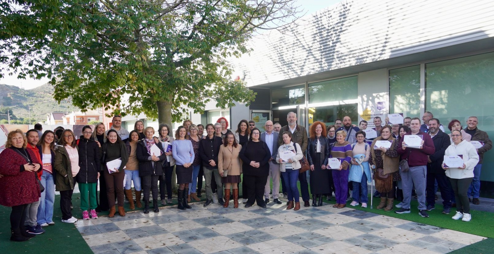 Foto de familia tras la entrega de diplomas.&nbsp;
