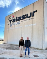 La directora general del SEF, Marisa López Aragón, junto al director general del Grupo Talasur, Salvador Bernal.