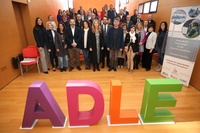 La directora general del SEF, Marisa López, con los participantes en la 'Mesa de nuevas industrias' celebrada hoy en Cartagena.