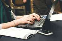 Las alumnas de estas acciones formativas aprenderán a manejar herramientas digitales básicas y avanzadas.