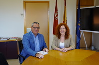 Reunión de la directora general del SEF, Pilar Valero, y el alcalde de Pliego, Antonio Huéscar.