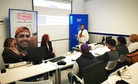 La directora general del SEF, Pilar Valero, durante su visita a los jóvenes de Lorca que participan en el proyecto 'T-Sigo'.