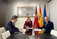 La consejera de Empresa, Empleo y Econom&iacute;a Social, Marisa L&oacute;pez Arag&oacute;n, junto con el director general de Aut&oacute;nomos, Antonio Pasqual del Riquelme y el presidente de&nbsp;ATA, Francisco Casado, durante la reuni&oacute;n.