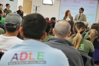 La directora general del SEF, Pilar Valero, junto con el concejal de Empleo Formaci&oacute;n y Contrataci&oacute;n de Cartagena, &Aacute;lvaro Vald&eacute;s, durante el encuentro con los alumnos de los dos proyectos experienciales.