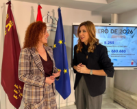 La consejera de Empresa, Empleo y Econom&iacute;a Social, Marisa L&oacute;pez Arag&oacute;n junto a la directora general del SEF, Pilar Valero, durante la rueda de prensa.