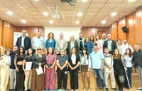 Foto de familia tras el acto de entrega de diplomas.