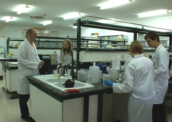 Imágenes de cursos de química del Centro de Referencia Nacional de Cartagena (2)