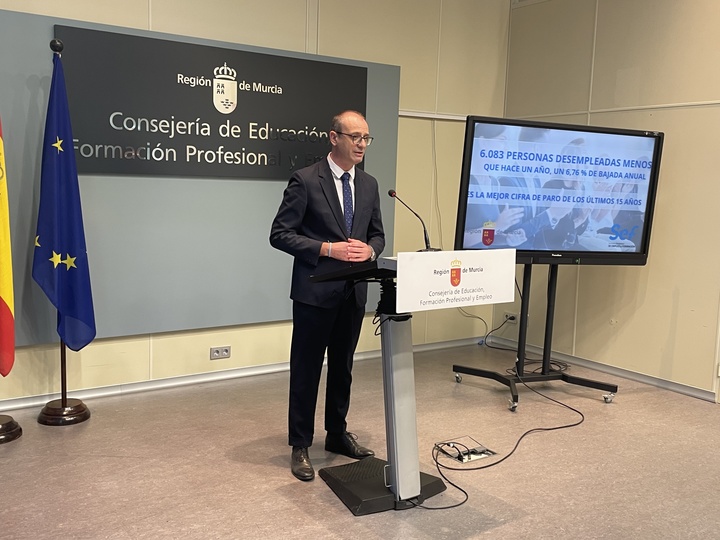 El consejero de Educación, Formación Profesional y Empleo, Víctor Marín, durante la rueda de prensa de balance de los datos de paro y afiliación a la Seguridad Social del ejercicio 2023 (2).