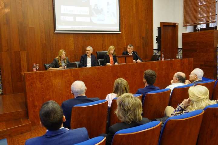 La directora general del SEF, Marisa López Aragón, con el resto de participantes de la mesa sobre microacreditaciones (2).