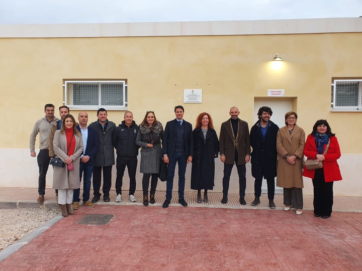 Más de 30 alumnos de un programa para jóvenes del SEF participan en la construcción de los vestuarios del campo de fútbol de Altorreal