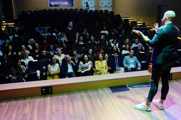 Actuación del mago Abraham Gallego durante la presentación de 'T-Sigo'