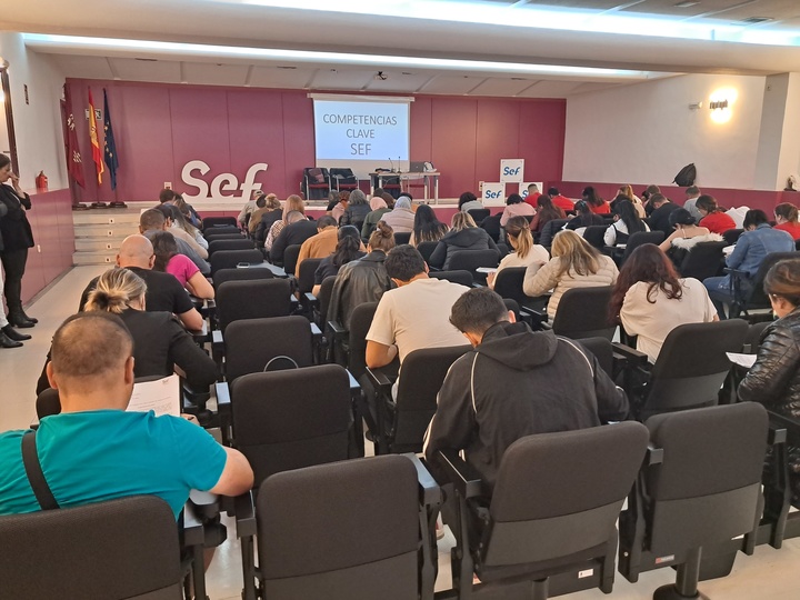 Aspirantes durante la realizaci&oacute;n de un examen de competencias clave.