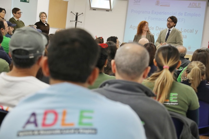 La directora general del SEF, Pilar Valero, junto con el concejal de Empleo Formaci&oacute;n y Contrataci&oacute;n de Cartagena, &Aacute;lvaro Vald&eacute;s, durante el encuentro con los alumnos de los dos proyectos experienciales.