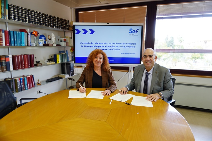 La directora general del SEF, Pilar Valero, junto con el presidente de la C&aacute;mara de Comercio de Lorca, Juan Francisco G&oacute;mez, durante la firma.