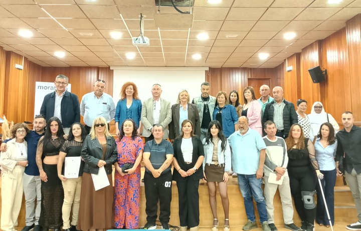 Foto de familia tras el acto de entrega de diplomas.
