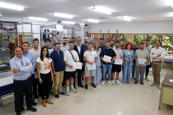 Foto de familia tras la entrega de diplomas