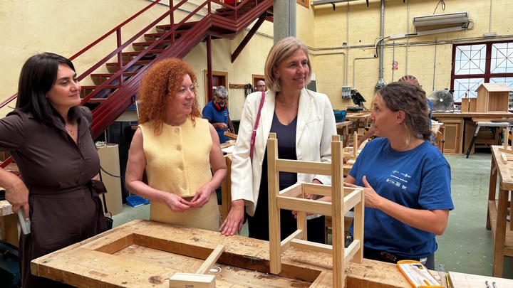 La directora general del SEF, Pilar Valero, y la concejal de Empleo del ayuntamiento de Murcia, Mercedes Bernab&eacute;, conversan con una de las participantes en el programa de formaci&oacute;n laboral del SEF