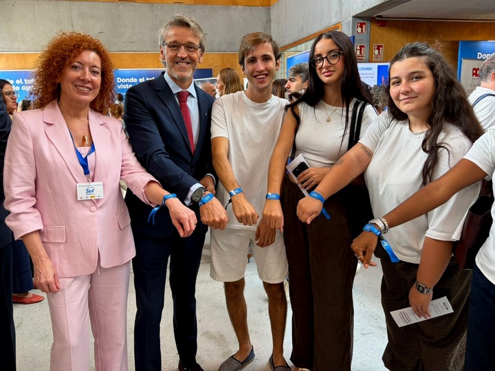 El consejero de Empleo, Luis Alberto Mar&iacute;n, la directora del SEF, Pilar Valero, y un grupo de asistentes a la V Feria de Empleo muestran las pulseras digitales que permiten entregar un CV de manera telem&aacute;tica