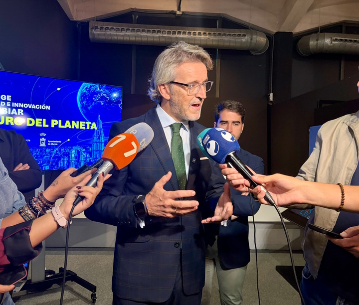 El consejero de Empresa, Empleo y Econom&iacute;a Social, Luis Alberto Mar&iacute;n, expone los datos de la EPA del tercer trimestre de 2026