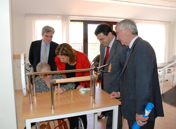 Palacios visita a los mayores de la Residencia Caser Lorca